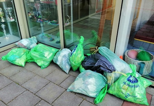 zakken zwerfafval bij Rozemarn